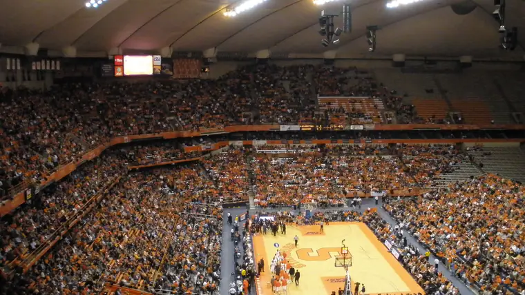 Pavilhão universitário cheio durante um jogo de basquetebol