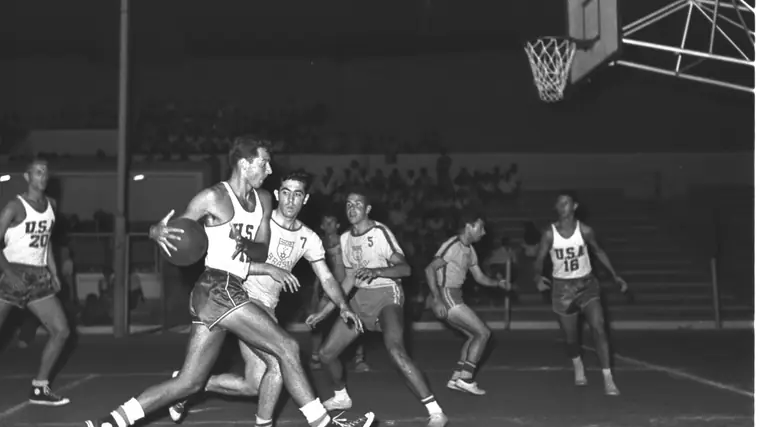 Fotografia de arquivo a preto e branco de um jogo de basquetebol
