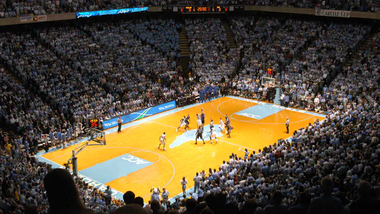 Vista das bancadas de um pavilhão de basquetebol durante um jogo