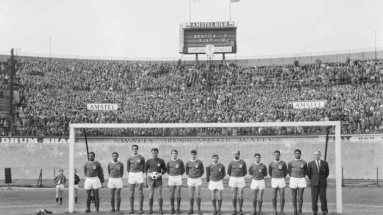 Fotografia de arquivo a preto e branco de uma equipa de futebol alinhada antes de um jogo