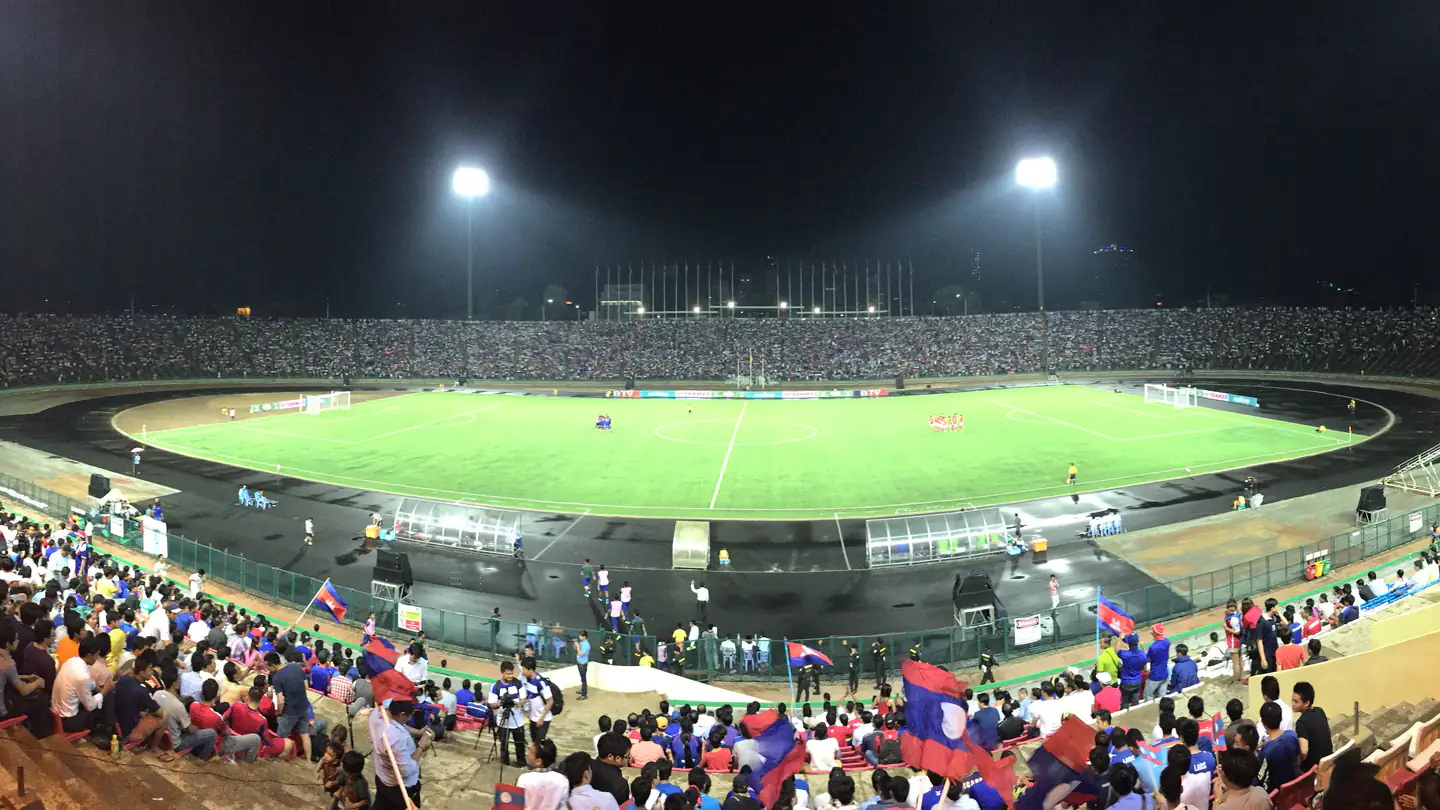 Estádio cheio durante um jogo nocturno, com as bancadas sob os holofotes